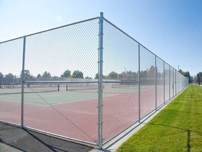 Polymer-überzogener Tennisplatzzaun mit doppelten Toren.
