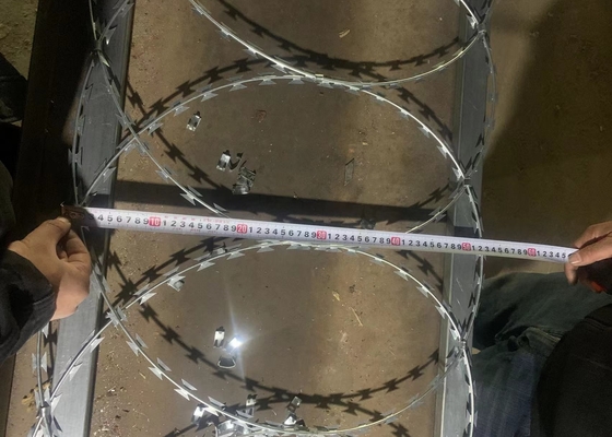500mm Spulen-Durchmesser-flache Vergewaltigung umwickelt Rasiermesser-Draht zum Sicherheitszaun