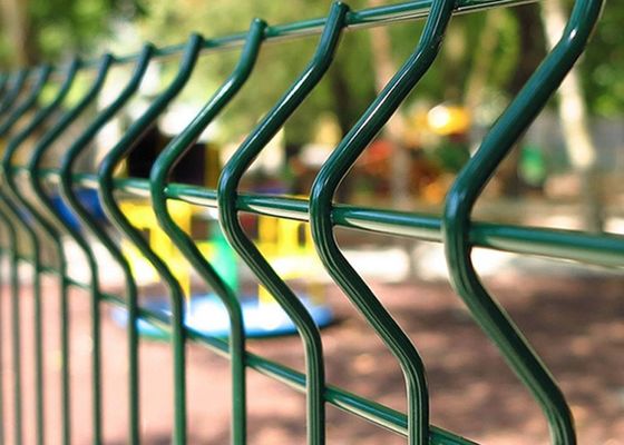 Galvanisierter 3D-Gekrümmter Zaun Geschweißtes Gitterzaun mit Bodenpfosten