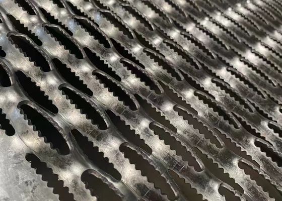 Geschweißtes 30x100 Mesh Galvanized Steel Grating Square verdrehte Querlatte