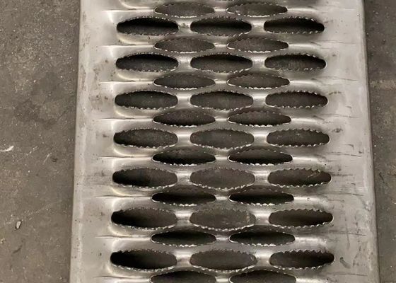 Geschweißtes 30x100 Mesh Galvanized Steel Grating Square verdrehte Querlatte