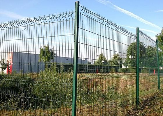 Galvanisierter 3D-Panel Zaun 3D-Bogener Stahlgeschweißter Zaun Bogener Drahtzaun V-Gitter Drahtzaun Sicherheitszaun