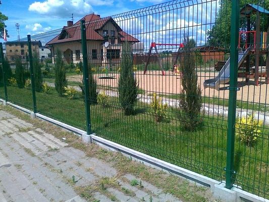 Garten-Sicherheitsumfang 0,4 mm gekrümmter Metallzaun 3D-Drahtnetz Pfirsich-Form Post