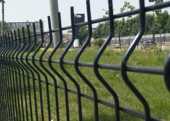 Galvanisierter 3D-Gekrümmter Zaun Geschweißtes Gitterzaun mit Bodenpfosten