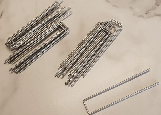 U Nagelsot-Staples als Landschaftsgewebeanker und Gartenpfähle verwendet