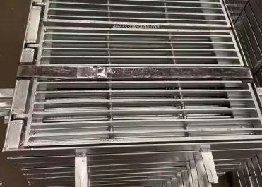 Fußgängerplattform Metallmaterial Hot DIP Galvanized Sägezahn Stahlgitter für Fuß Pedal Plattform Walking