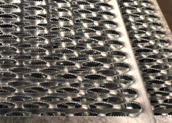 Zugkraft-Aluminiumstange galvanisierte kratzende Treppen-Stahlschritte, perforierte Griff-Spreize-Schritte