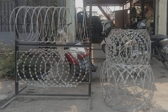 600mm HDG BTO-16 5 Klammern 100 Schleifen Anti-Klettergrenze mit Behälter Razor Wire