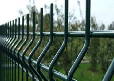 Galvanisierter 3D-Panel Zaun 3D-Bogener Stahlgeschweißter Zaun Bogener Drahtzaun V-Gitter Drahtzaun Sicherheitszaun
