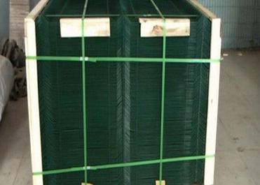 Galvanisierter 3D-Gekrümmter Zaun Geschweißtes Gitterzaun mit Bodenpfosten
