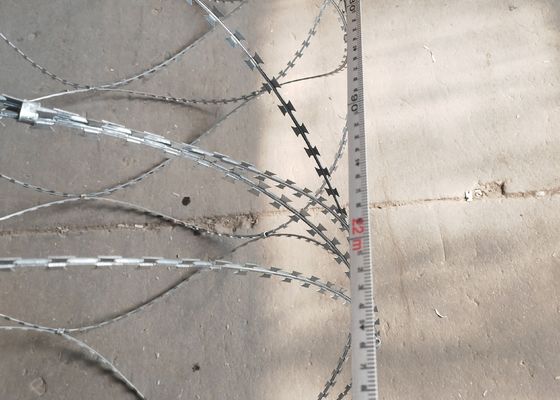 Bto16 Sicherheit Concertina Spirale Rasierer Stacheldrahtnetz Kreuz Rasiererzaun Materialien