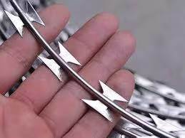 Heiße eingetauchte galvanisierte Ziehharmonika-Spule des Stahlstacheldraht-Bto-22