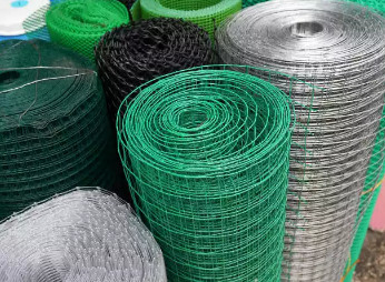 Heiße galvanisiertes Eisen-Rolle schweißte Draht Mesh For Farm Customized Size