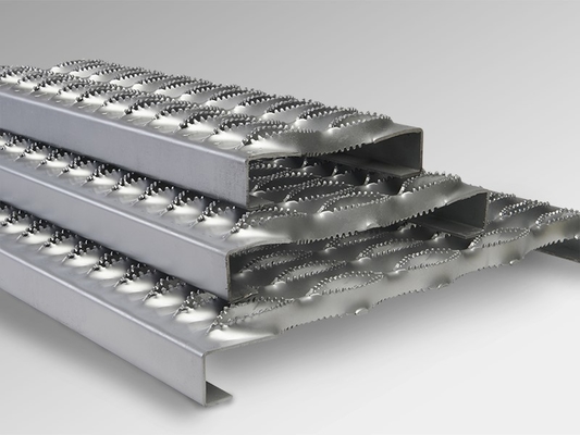 Gezahnte, robuste S235-Griffstrebe aus perforiertem Metallplankengitter für Gehwege