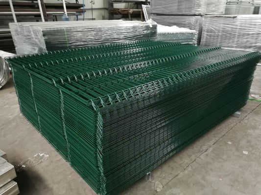 1.2x3.0m PVC-beschichtetes geschwungenes Metallzaun 3d V Biegung für den Flughafen