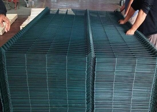 Korrosionsbeständigkeit 3d kurvte Maschendraht-Zaun-Metallrahmen mit Pfirsich - schreiben Sie Posten