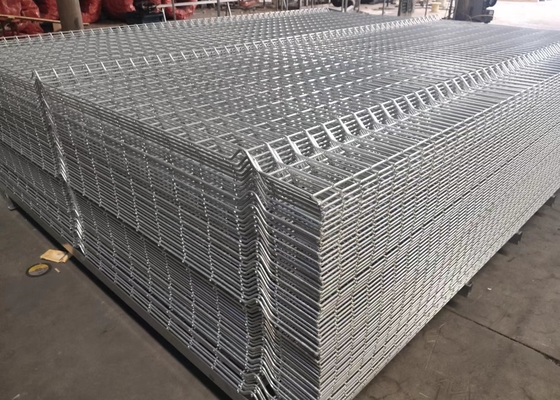 Korrosionsbeständigkeits-heißer eingetauchter galvanisierter gebogener Metallzaun-With Peach Type-Posten